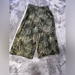 Time and Tru women’s Green Leaf Print capris size Small